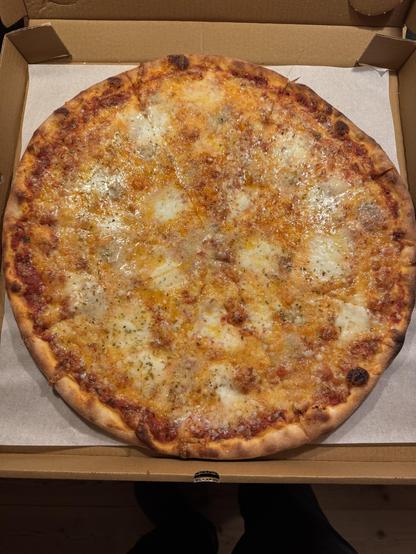 Large pizza quattro formaggi